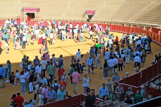 Todos los aficionados pudieron participar en un taller de toreo de salón en el ruedo de la Maestranza - 1, Foto 1