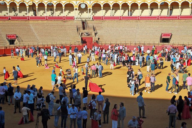Todos los aficionados pudieron participar en un taller de toreo de salón en el ruedo de la Maestranza - 2, Foto 2