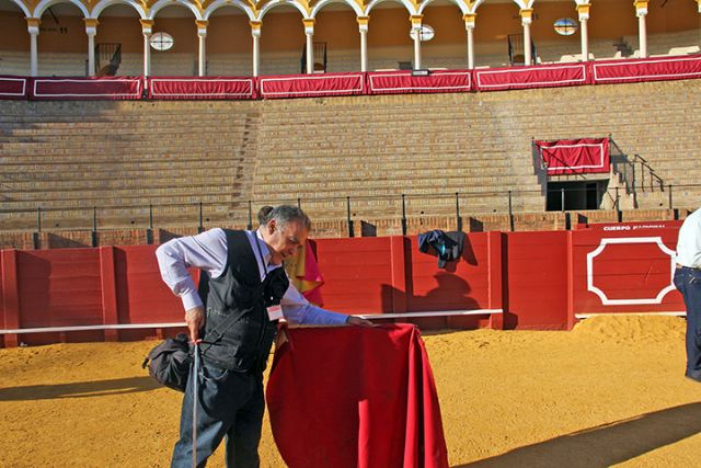 Todos los aficionados pudieron participar en un taller de toreo de salón en el ruedo de la Maestranza - 3, Foto 3
