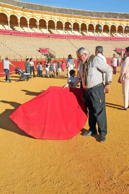 Todos los aficionados pudieron participar en un taller de toreo de salón en el ruedo de la Maestranza - 4, Foto 4