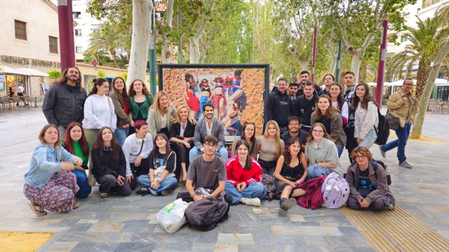 La Escuela de Arte de Murcia expone obras de sus alumnos en el Paseo Alfonso X con motivo del Día Internacional del Arte - 1, Foto 1