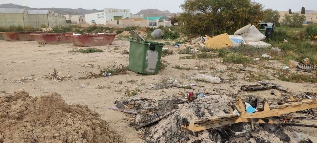 IU-Verdes denuncia abandono y basura junto al IES Antonio Hellín en Puerto de Mazarrón - 2, Foto 2