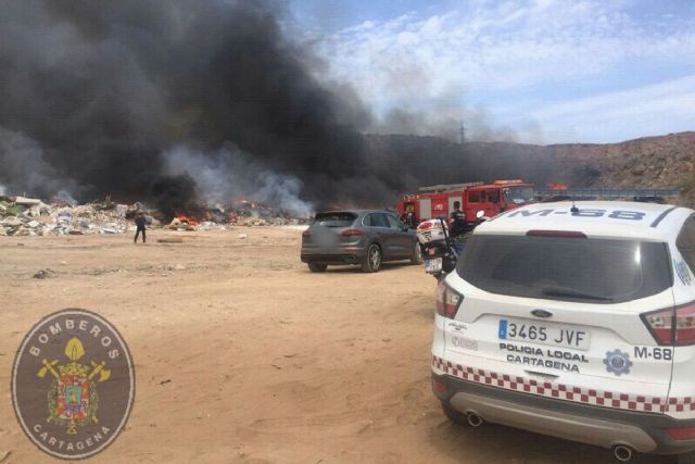 Los bomberos emplean seis horas y media en extinguir el incendio del vertedero de la Fuente del Sapo - 1, Foto 1