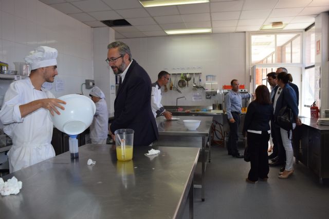 Los diputados del Grupo Parlamentario Popular conocen el nivel formativo de la Escuela de Hostelería y Turismo de Cartagena - 1, Foto 1