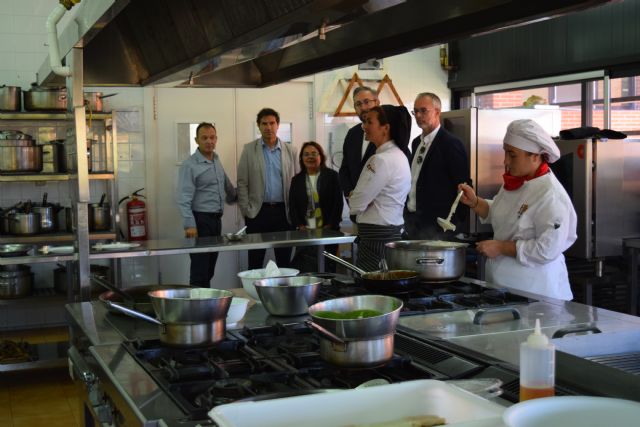 Los diputados del Grupo Parlamentario Popular conocen el nivel formativo de la Escuela de Hostelería y Turismo de Cartagena - 2, Foto 2