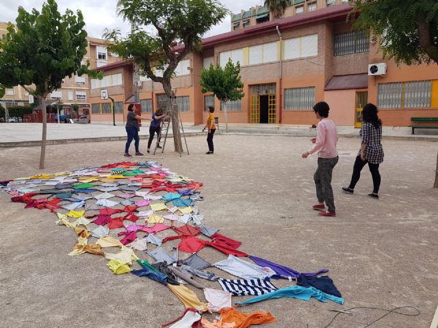 Artistas de la facultad de Bellas Artes colaboran  para mejorar las infraestructuras de colegios del barrio de El Carmen - 1, Foto 1
