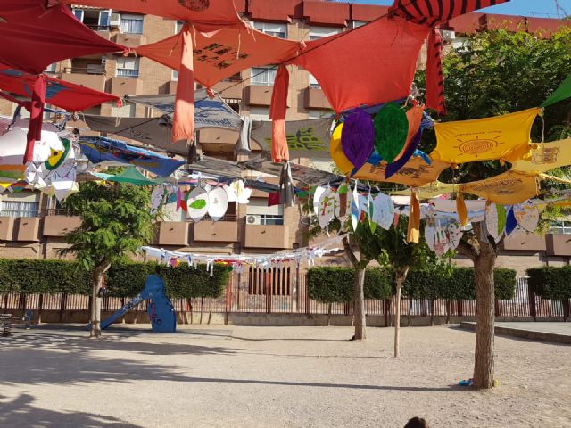 Artistas de la facultad de Bellas Artes colaboran  para mejorar las infraestructuras de colegios del barrio de El Carmen - 2, Foto 2