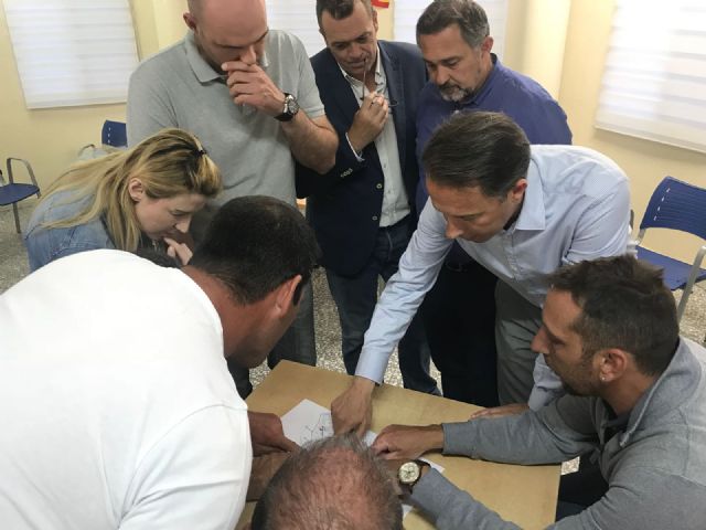 El Alcalde se reúne con los vecinos de Almendricos para informarles de una nueva inversión de 120.000 € para dotar de suministro eléctrico definitivo a más de 50 familias - 2, Foto 2