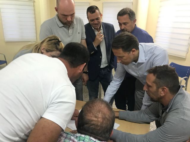 El Alcalde se reúne con los vecinos de Almendricos para informarles de una nueva inversión de 120.000 € para dotar de suministro eléctrico definitivo a más de 50 familias - 5, Foto 5