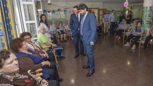 López Miras: Nuestro objetivo es mejorar la vida de las personas y trabajamos para crear más plazas en residencias y centros de día - 1, Foto 1