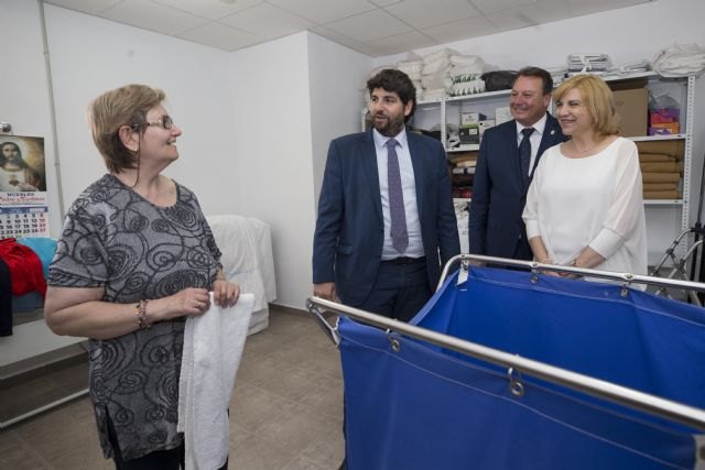 López Miras: Nuestro objetivo es mejorar la vida de las personas y trabajamos para crear más plazas en residencias y centros de día - 2, Foto 2