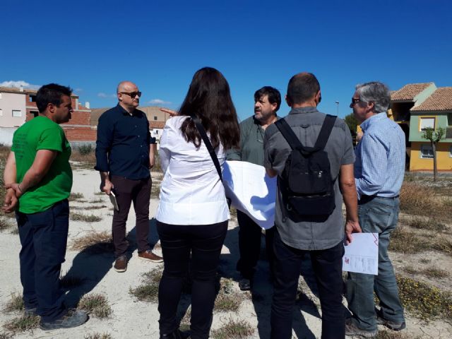 Jornada de trabajo con los técnicos en los terrenos del colegio para ultimar los detalles de acondicionamiento del solar - 1, Foto 1