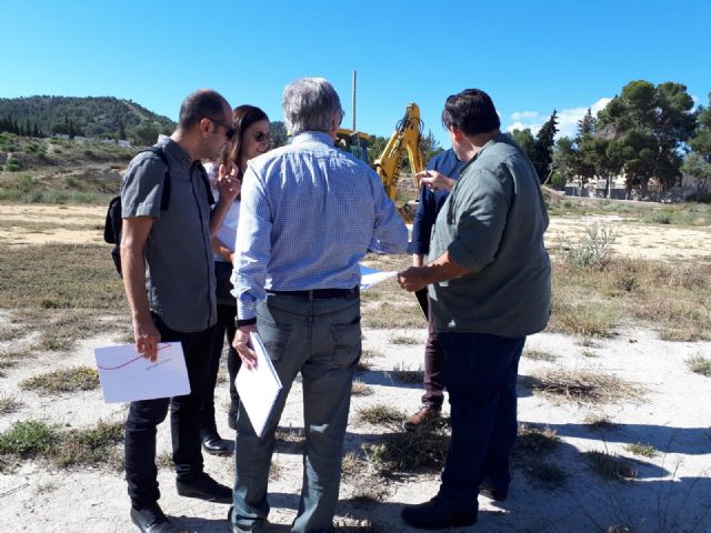 Jornada de trabajo con los técnicos en los terrenos del colegio para ultimar los detalles de acondicionamiento del solar - 2, Foto 2