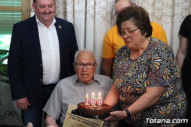 El alcalde felicita al vecino Diego Sánchez Andreo, con motivo de su centenario cumpleaños, Foto 8