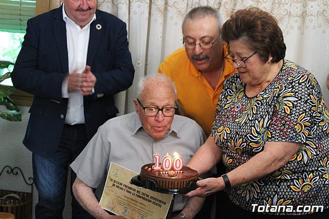 El alcalde felicita al vecino Diego Sánchez Andreo, con motivo de su centenario cumpleaños, Foto 9