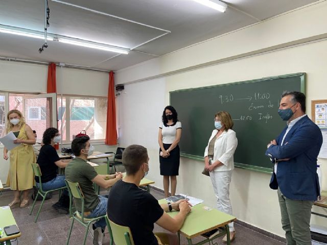 La consejera de Educación y Cultura visita el IES La Flota y la Escuela de Hostelería y Turismo de Murcia - 1, Foto 1
