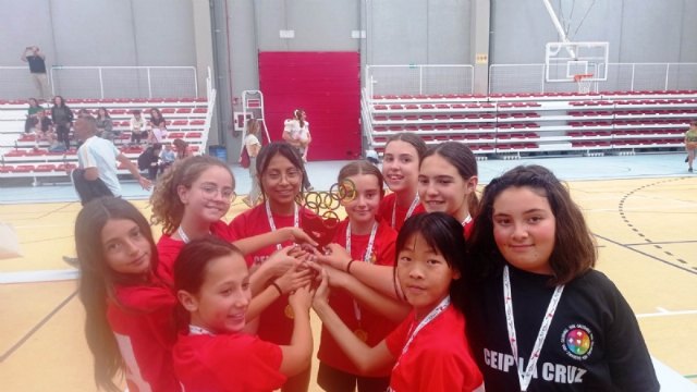 El equipo Alevín Femenino de Fútbol Sala del CEIP La Cruz se proclama campeón Regional Escolar