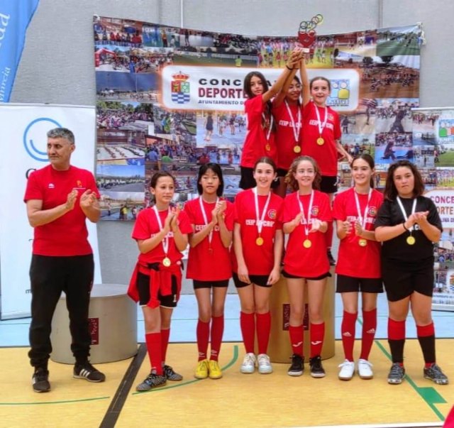 El equipo Alevín Femenino de Fútbol Sala del CEIP La Cruz se proclama campeón Regional Escolar, Foto 2