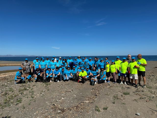Medio centenar de personas participan en la jornada de limpieza de playas del voluntariado de Caixabank - 1, Foto 1