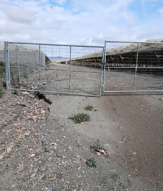 Empresarios agrícolas cortan con puertas metálicas y candados el paso de una rambla en Puntas de Calnegre - 2, Foto 2