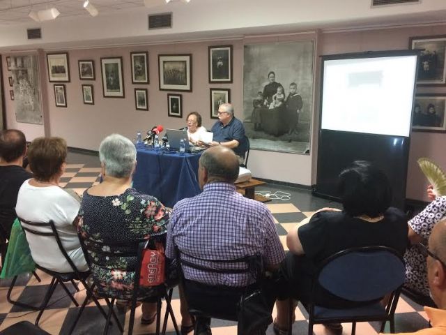 Great acceptance of the talk offered by photographer Juan Manuel Daz Burgos on the career and artistic work of the multifaceted Fernando Navarro, Foto 3