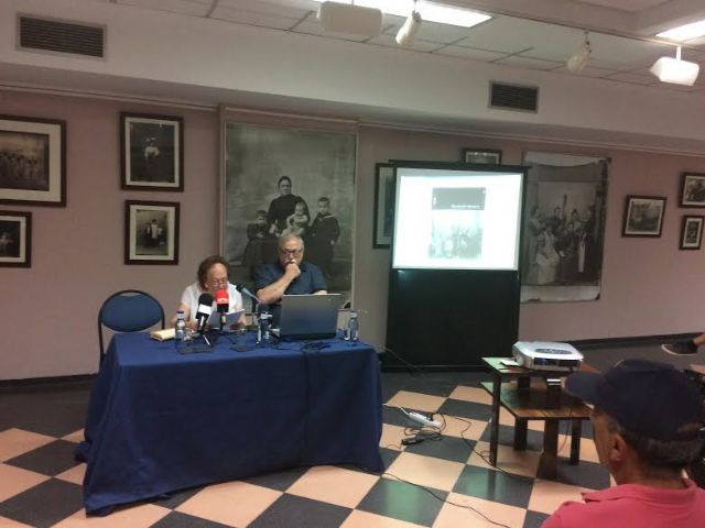Great acceptance of the talk offered by photographer Juan Manuel Daz Burgos on the career and artistic work of the multifaceted Fernando Navarro, Foto 6