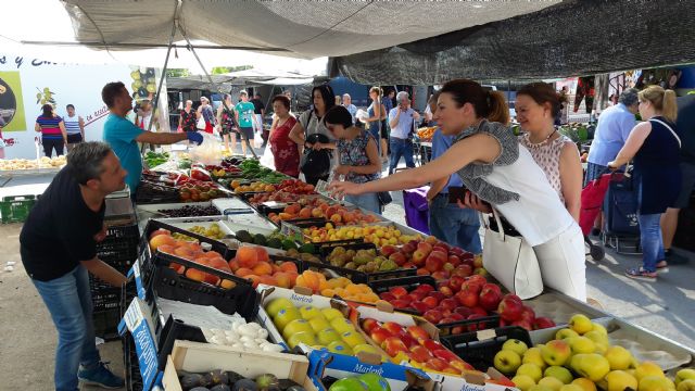 El Ayuntamiento anima a todos los lorquinos a beneficiarse de la amplia oferta que ofrecen los 230 profesionales que componen el Mercado Semanal de los jueves - 2, Foto 2