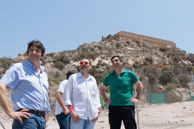 Jose Lopez supervisa el estado del area arqueologica del Monte Sacro que acogera el I Campus Ciudad de Cartagena - 1, Foto 1