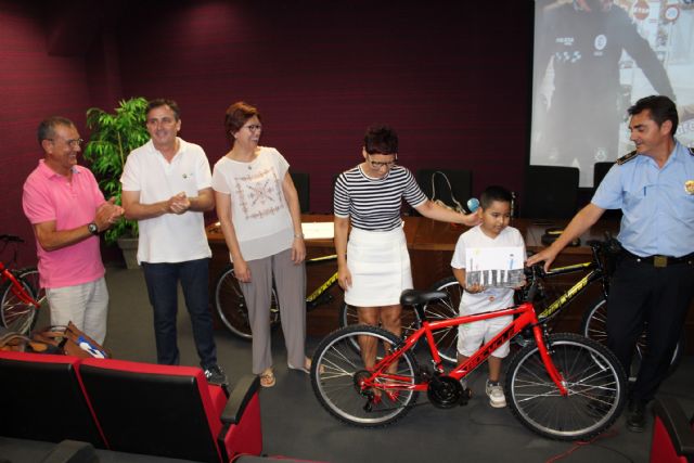 Entregadas ocho bicicletas en la clausura de la Campaña de Educación Vial Escolar - 5, Foto 5