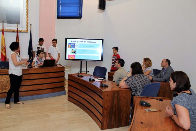 Los alumnos de cuarto de la ESO del IES Sanje presentan al alcalde el trabajo realizado Por un Centro Educativo Sin Barreras - 1, Foto 1