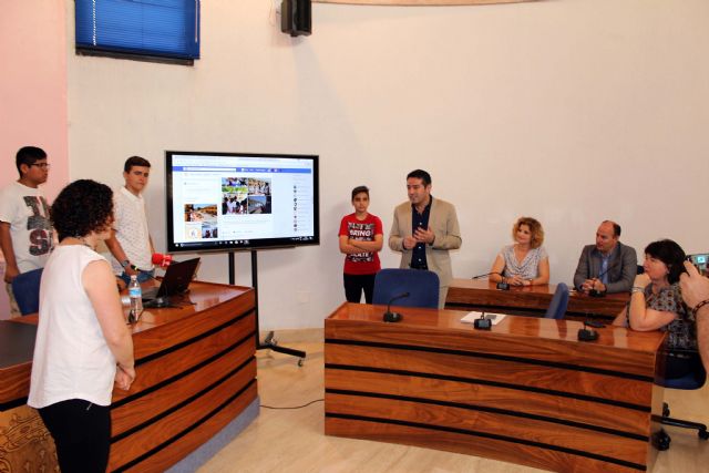 Los alumnos de cuarto de la ESO del IES Sanje presentan al alcalde el trabajo realizado Por un Centro Educativo Sin Barreras - 2, Foto 2