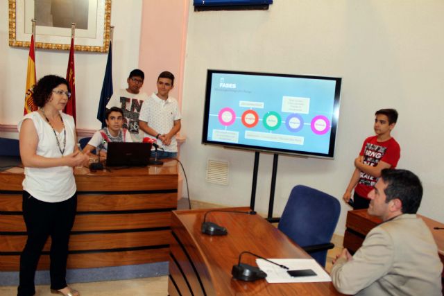 Los alumnos de cuarto de la ESO del IES Sanje presentan al alcalde el trabajo realizado Por un Centro Educativo Sin Barreras - 3, Foto 3