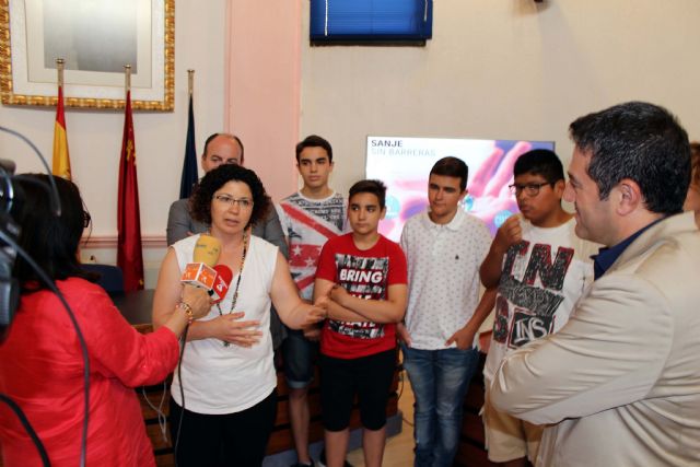 Los alumnos de cuarto de la ESO del IES Sanje presentan al alcalde el trabajo realizado Por un Centro Educativo Sin Barreras - 5, Foto 5