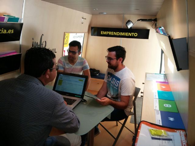 Hoy hemos contado en Alcantarilla con el servicio del INFOmóvil del Instituto de Fomento de la Región de Murcia - 3, Foto 3