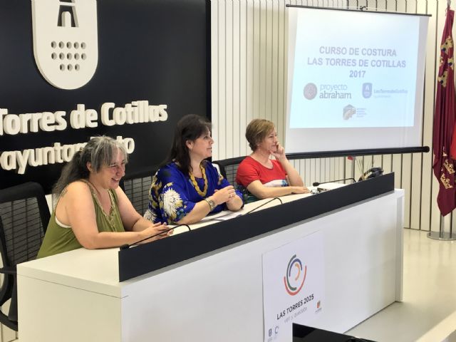 El curso de costura de 'Proyecto Abraham' en Las Torres de Cotillas entrega sus diplomas - 1, Foto 1