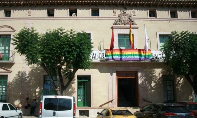The "Arcoiris" flag is placed on the balcony of the Totana City Hall to stage the institutional support for the LGTBI Collective, Foto 3