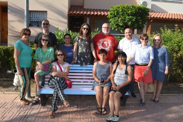 La asociación de vecinos de Las Majadas y Las Molinetas participa en la pintada del banco por la visibilidad de la transexualidad - 1, Foto 1