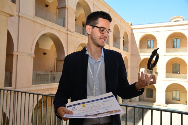 Premiado un ingeniero mecánico de la UPCT por sus soluciones para una cerradora de botes de conserva - 2, Foto 2