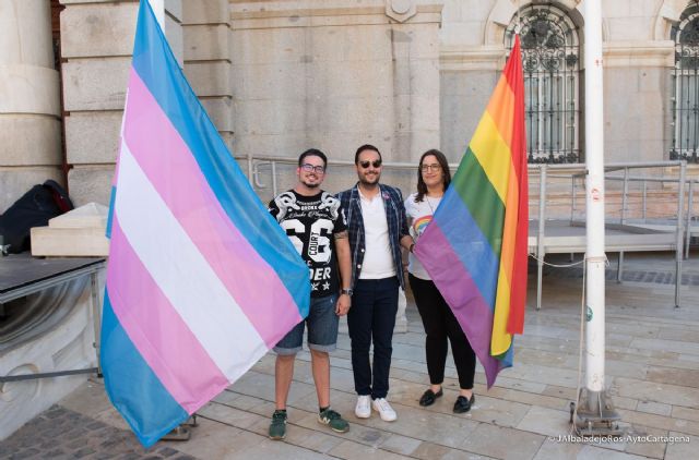 Las banderas LGTBI y TRANS ondean en los mástiles de respeto del Palacio Consistorial - 1, Foto 1