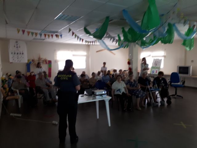 Los usuarios del centro de da de personas mayores se informan sobre seguridad, Foto 1