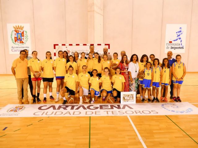 Reconocimiento a las jugadoras del Club Femenino Baloncesto Cartagena por su ascenso a Primera División - 1, Foto 1