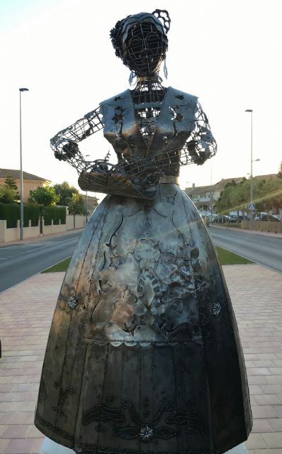 La escultura de una huertana en hierro repujado recuerda el 50 Aniversario del grupo Coros y Danzas Mar Menor, de San Javier - 1, Foto 1