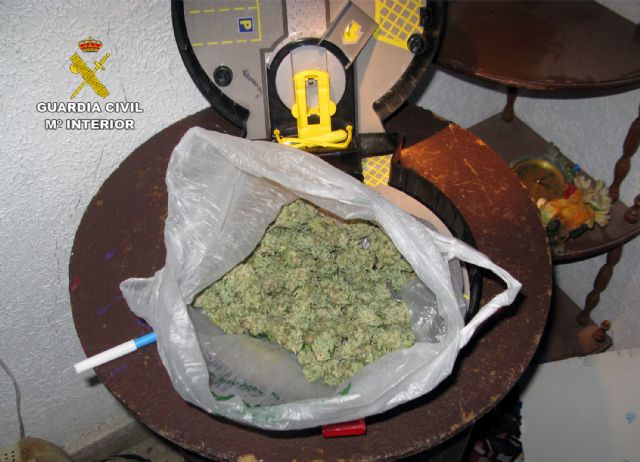 La Guardia Civil desmantela en Caravaca un punto de venta de marihuana regentado por un clan familiar, Foto 1