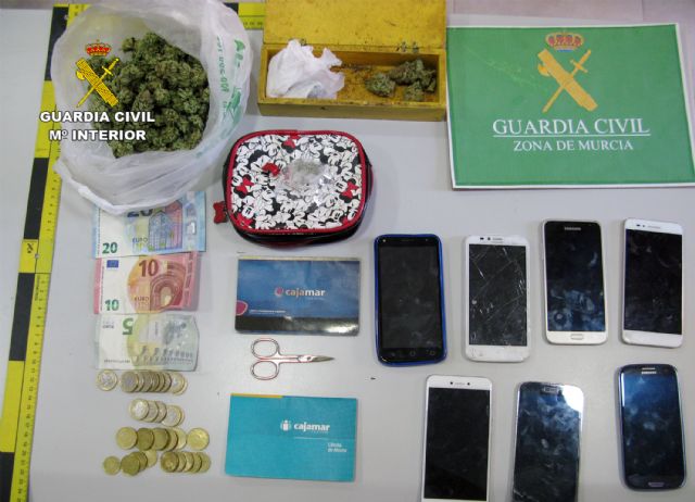 La Guardia Civil desmantela en Caravaca un punto de venta de marihuana regentado por un clan familiar, Foto 3
