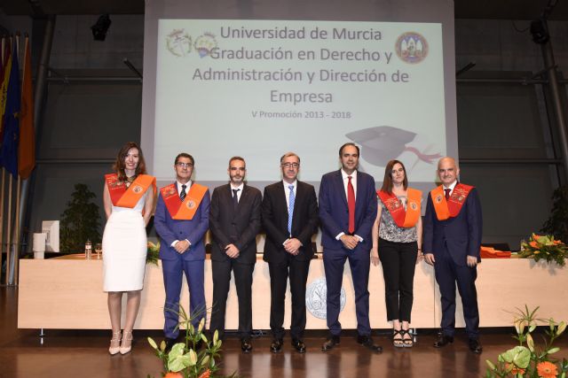 Más de 500 alumnos se gradúan en las Titulaciones de las Facultad de Economía y Empresa y de la Facultad de Derecho - 1, Foto 1