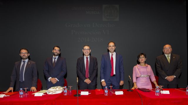 Más de 500 alumnos se gradúan en las Titulaciones de las Facultad de Economía y Empresa y de la Facultad de Derecho - 3, Foto 3