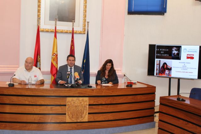 La novelista castellonense Rosario Raro, hace entrega a AVITE la donación de parte de los ingresos de los derechos de su novela La huella de una carta, en donde las víctimas de la talidomida son centro de la misma - 1, Foto 1