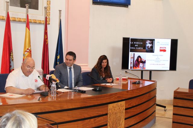 La novelista castellonense Rosario Raro, hace entrega a AVITE la donación de parte de los ingresos de los derechos de su novela La huella de una carta, en donde las víctimas de la talidomida son centro de la misma - 2, Foto 2