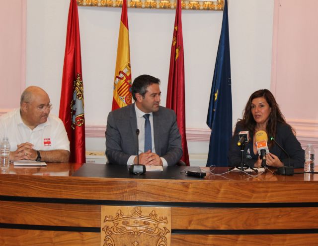 La novelista castellonense Rosario Raro, hace entrega a AVITE la donación de parte de los ingresos de los derechos de su novela La huella de una carta, en donde las víctimas de la talidomida son centro de la misma - 3, Foto 3