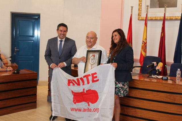 La novelista castellonense Rosario Raro, hace entrega a AVITE la donación de parte de los ingresos de los derechos de su novela La huella de una carta, en donde las víctimas de la talidomida son centro de la misma - 4, Foto 4